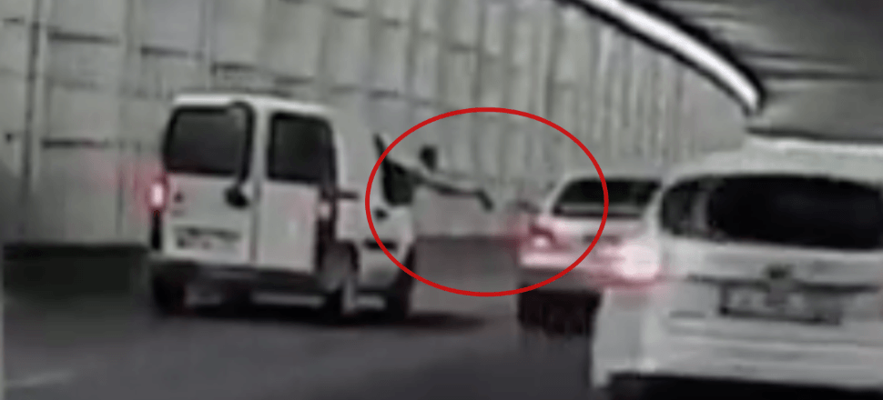 Trafikte içki şişesi tokuşturdular