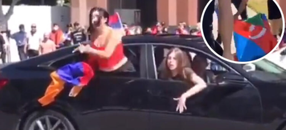 Ermeni göstericiler Azeri bayrağını çiğnedi