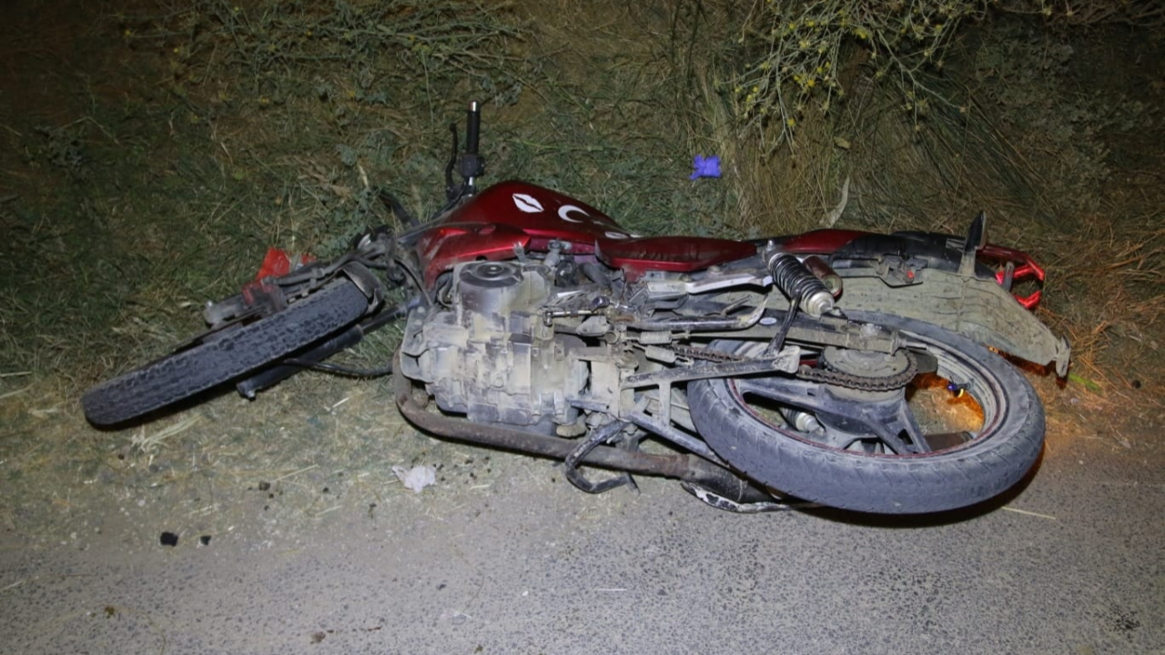 Araçıyla motosiklete çarpıp kamyonun altında kalmasına neden oldu