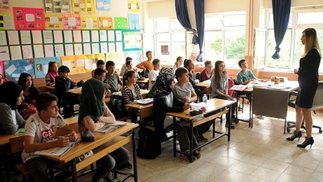 Bilim Kurulu Üyesi Tezer: Okulların açılmasında bayram süreci belirleyici olacak