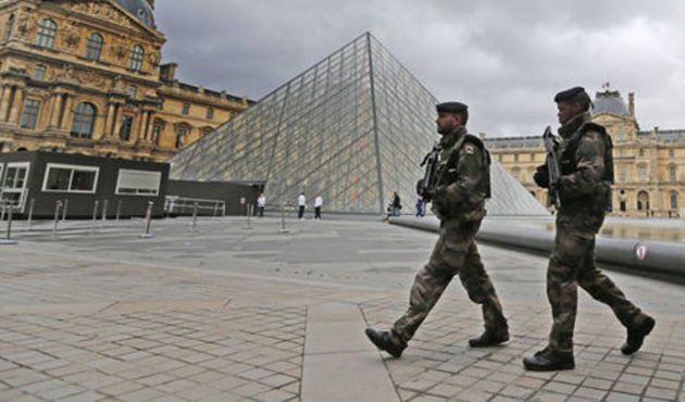 Paris'te alarm: Louvre Müzesi yakınlarında çatışma!
