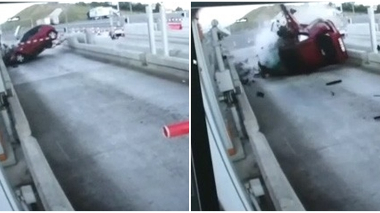 Aracın gişelere çarpma anı kamerada