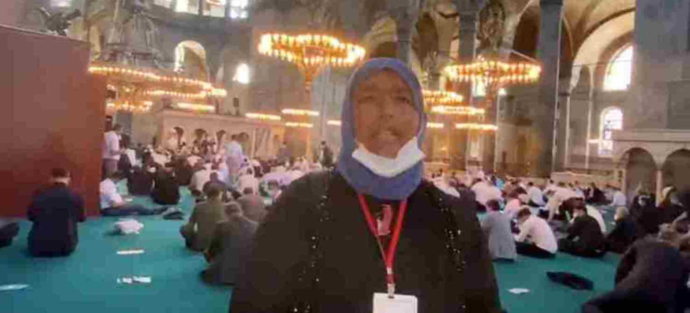 "Ayasofya'ya ilk kez ayakkabısız giriyorum" dedi ve...