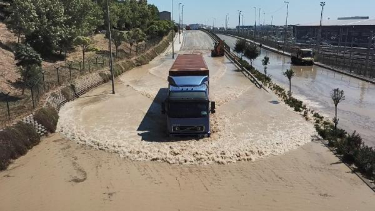 İSKİ'ye ait boru patladı, yol trafiğe kapandı
