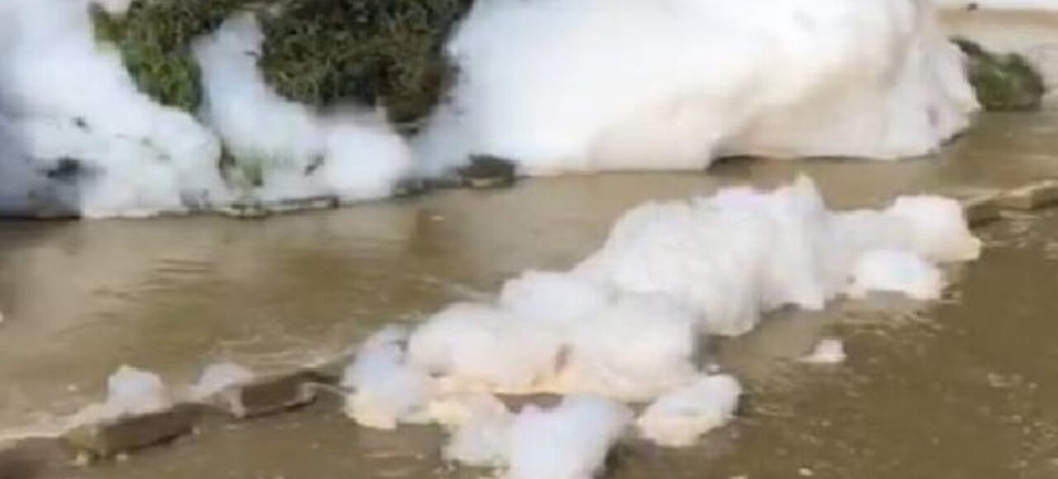 Tarsus'da şaşırtan görüntü! Dere köpürdü...