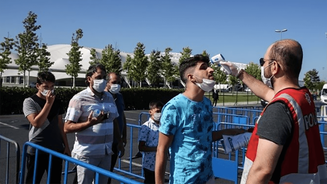 Ateş ölçümü yapıldı, maske dağıtıldı