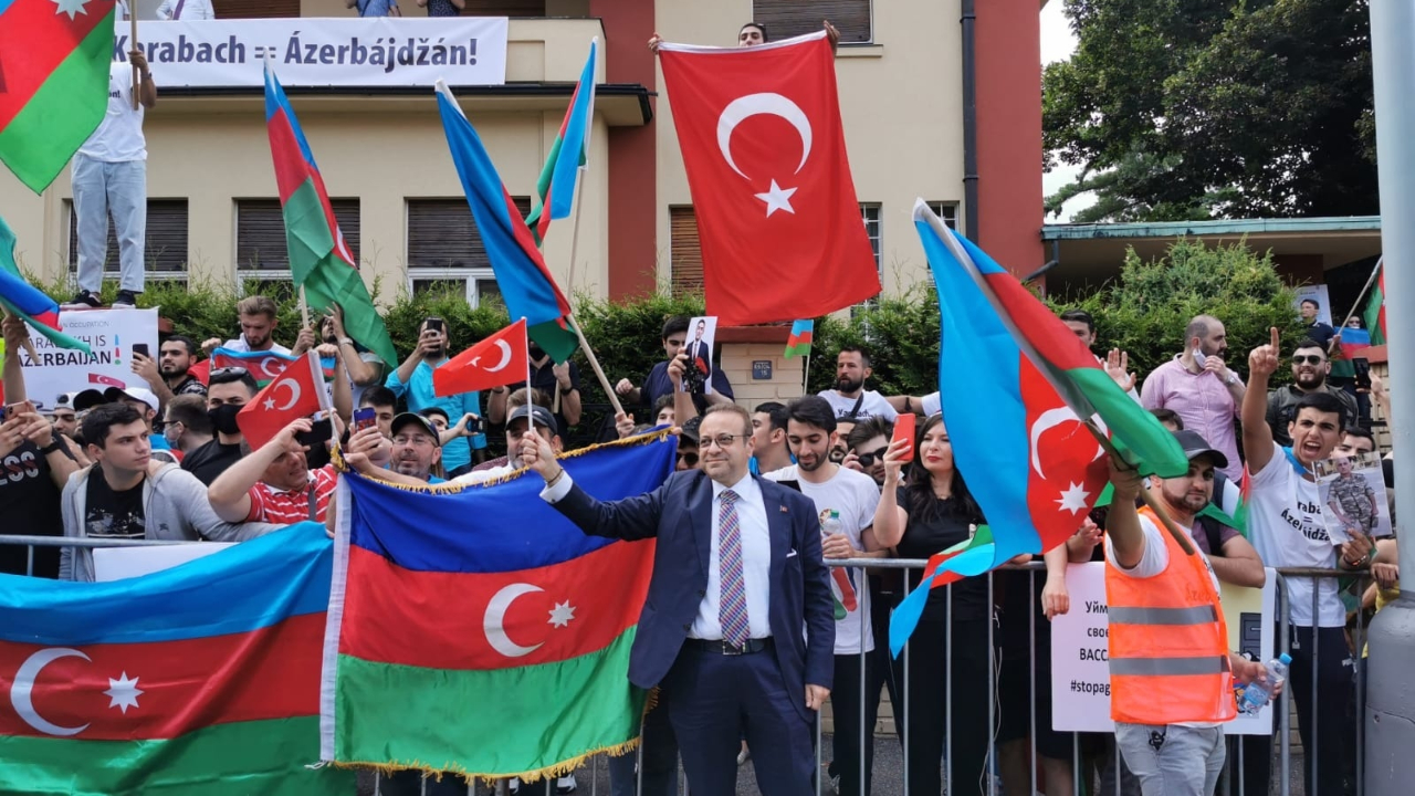 Türk ve Azerilerden Prag'da gösteri