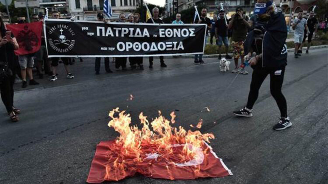 Türkiye'den Yunanistan'a sert bayrak mesajı!