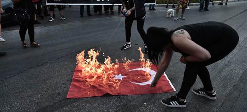 Türkiye'den Yunanistan'a sert bayrak mesajı!