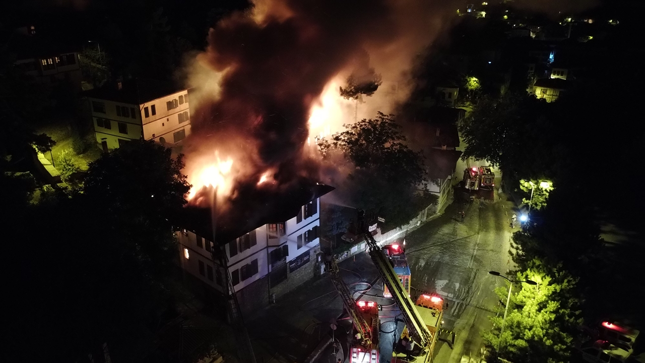 Tarihi konaklar alevlere teslim oldu