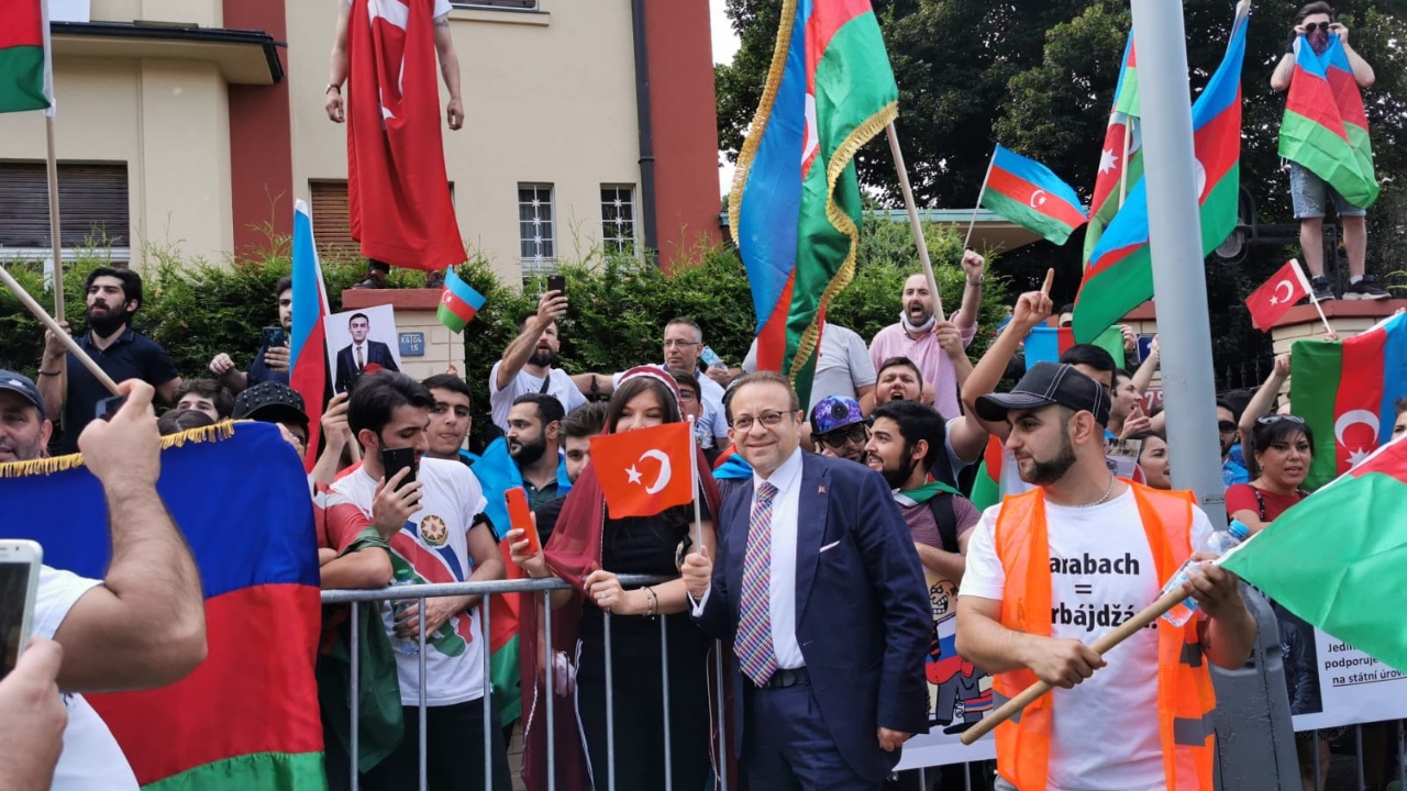 Prag'da Ermenistan protestosu