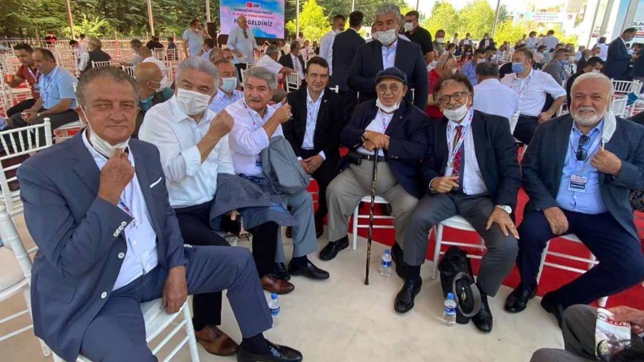 "Şaşkınlık ve ibretle dışarıdan izliyoruz"