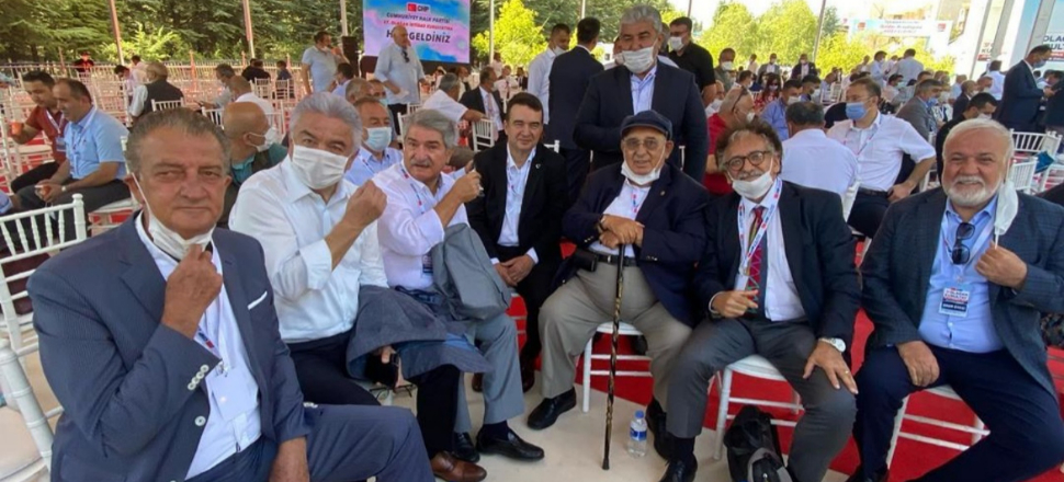 "Şaşkınlık ve ibretle dışarıdan izliyoruz"