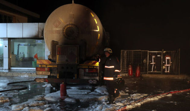 Ankara'da benzin istasyonunda korkutan tanker yangını