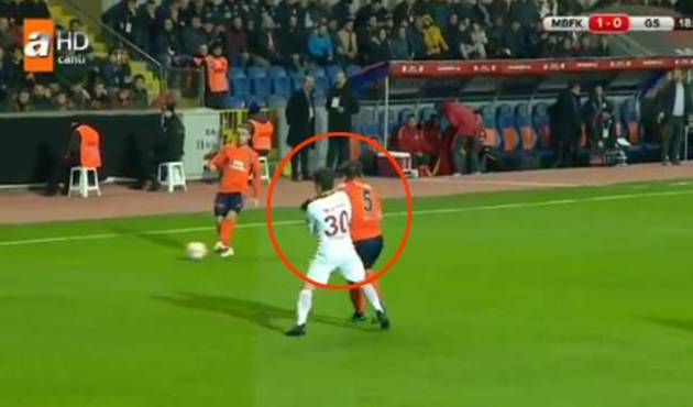 Dirseği Emre Belözoğlu vurdu Mete Kalkavan sarı kartı Josue'ye gösterdi!