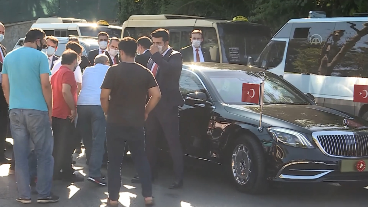 Erdoğan onları görünce konvoyunu durdurdu