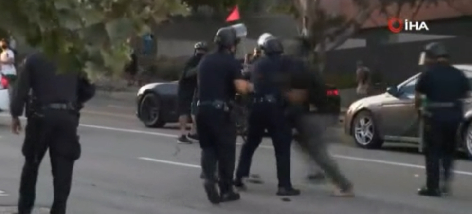 Protestocu polisi yere yıktı