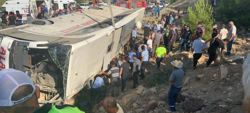 Mersin'de askerleri taşıyan otobüs devrildi