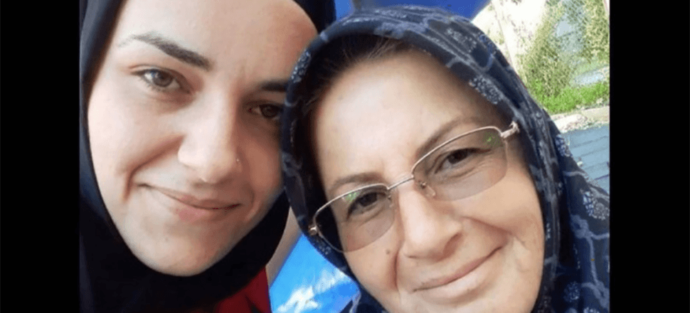 Eşyalarını almaya gelen eşini ve...