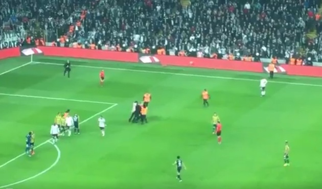 Beşiktaş taraftarı sahaya girip, Volkan Demirel'in üzerine yürüdü!