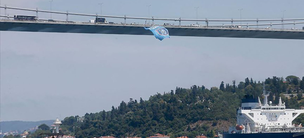 Medipol Başakşehir'in bayrağı köprülere asıldı