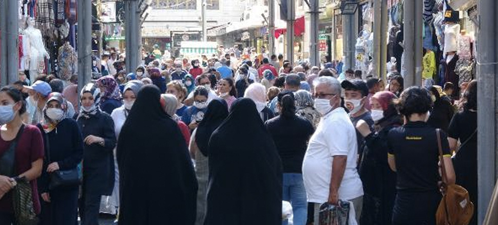 Bursa'da 'maskesiz ve mesafesiz' bayram alışverişi