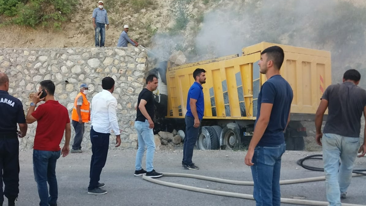 Duvara çarpan kamyonun şoförünün korkunç ölümü