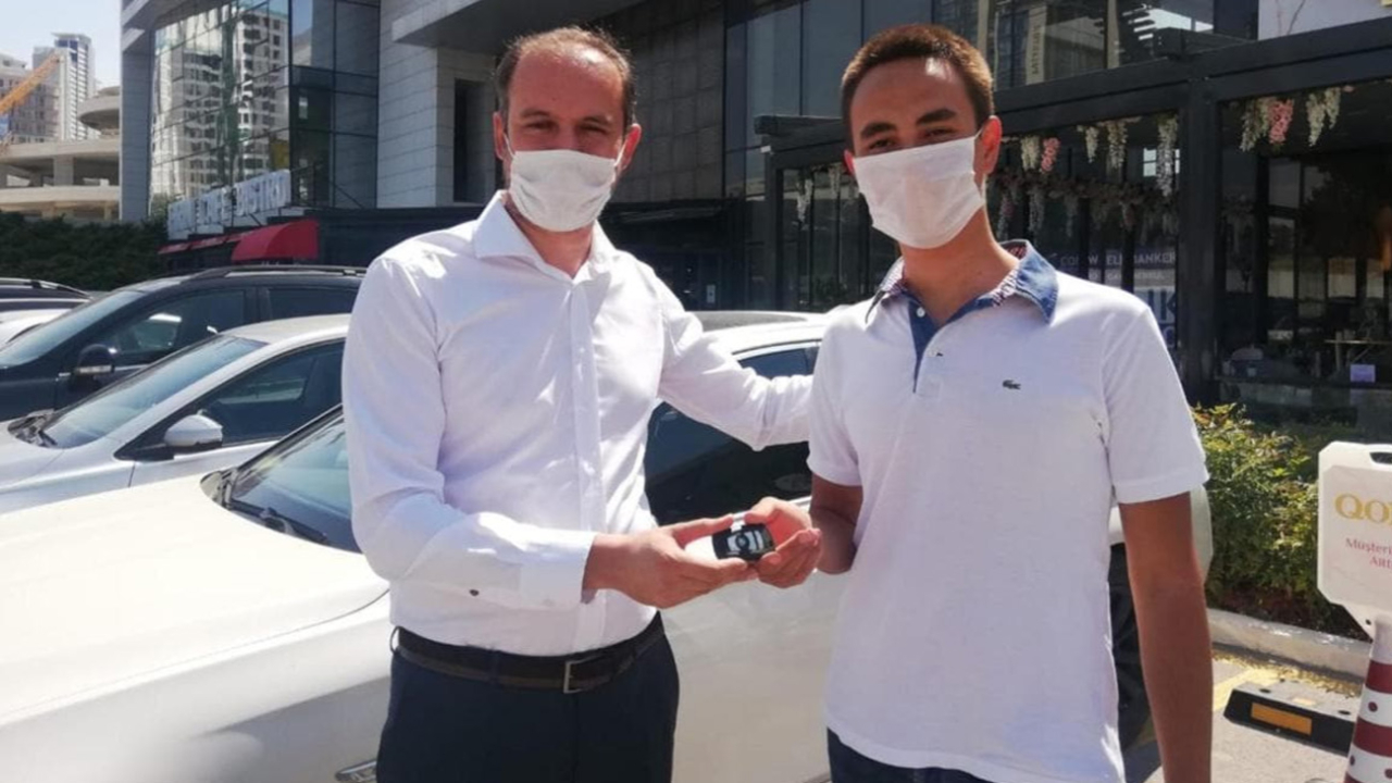 YKS'de birinci olan öğrencisine otomobilini hediye etti!