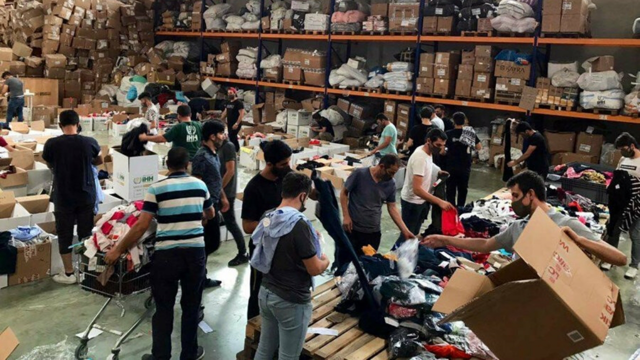 Yüz binlerce çocuğa bayramlık