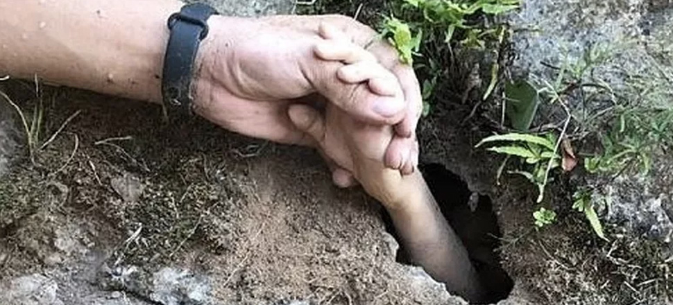 Yer altı mağarasında mahsur kalan çocuk böyle kurtarıldı