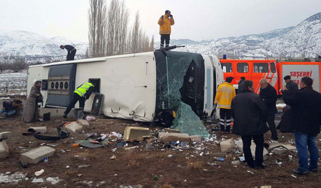 Sivas'ta yolcu otobüsü devrildi: Ölü ve yaralılar var!