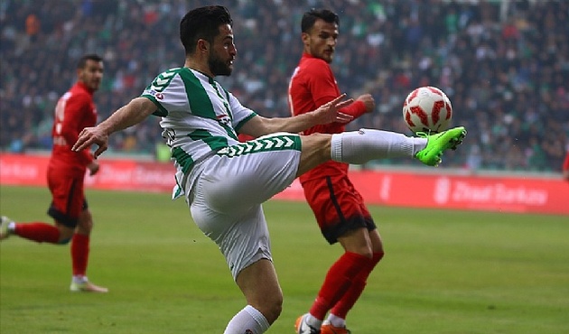 Kırmızı kart Konyaspor'u turlattı!