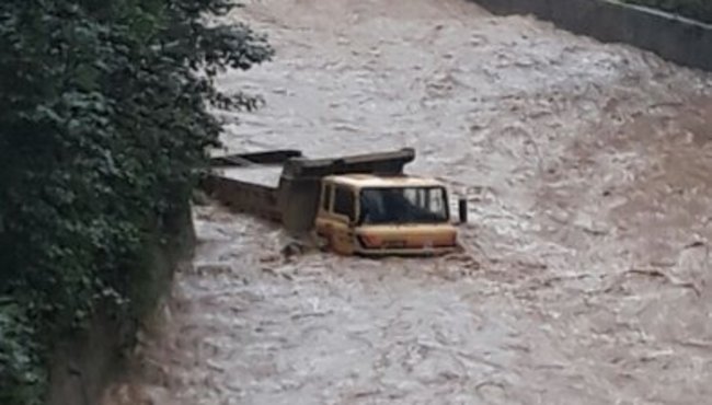 Rize'de sel felaketi! Ev çöktü, 1 kişi öldü