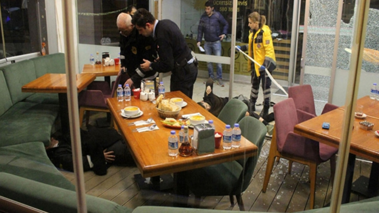 Restoran çalışanları müşterileri vurdu!