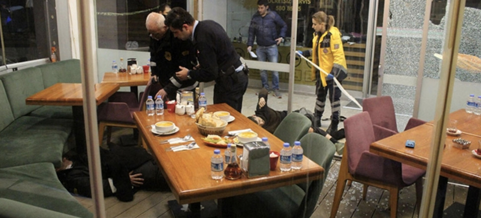 Restoran çalışanları müşterileri vurdu!