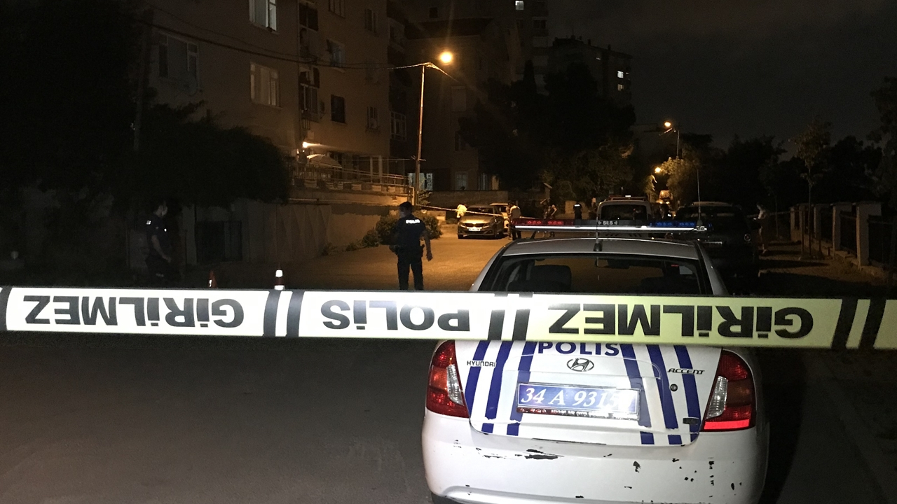 Kavgayı ayırmak isteyen polis vuruldu