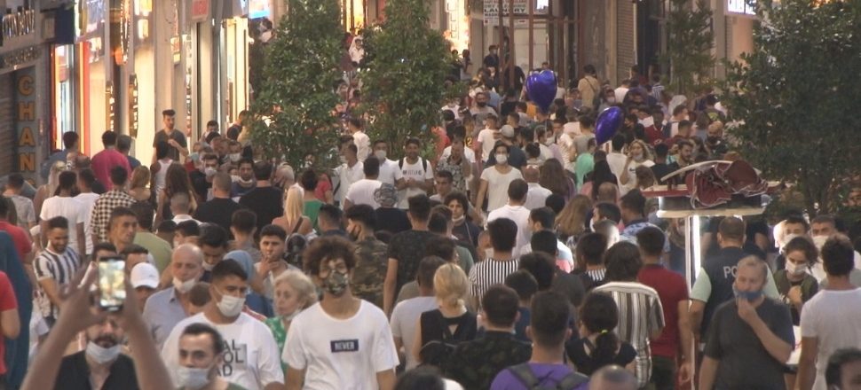 İstiklal Caddesi'ne akın ettiler