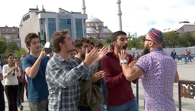 Cumhuriyet gazetesi davasında Beyaz TV muhabirinde çirkin saldırı