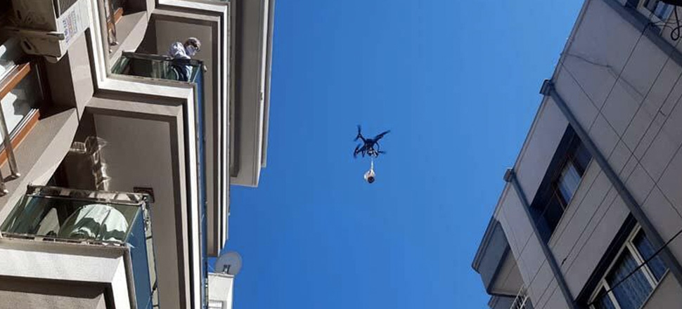 Sosyal mesafeye dikkat çekmek için kurban etini 'drone'la gönderdi