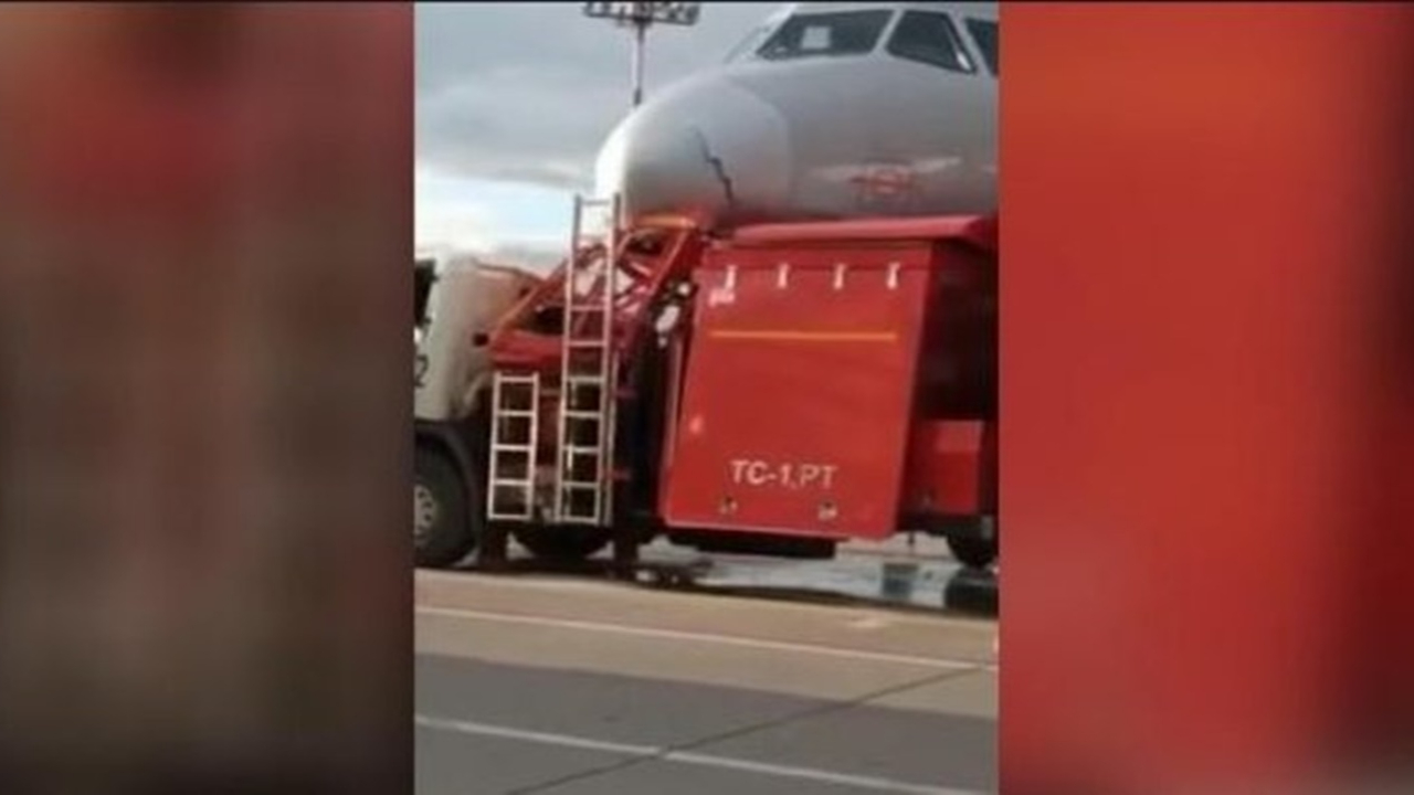 Rusya'da bir tanker havaalanında uçakla çarpıştı