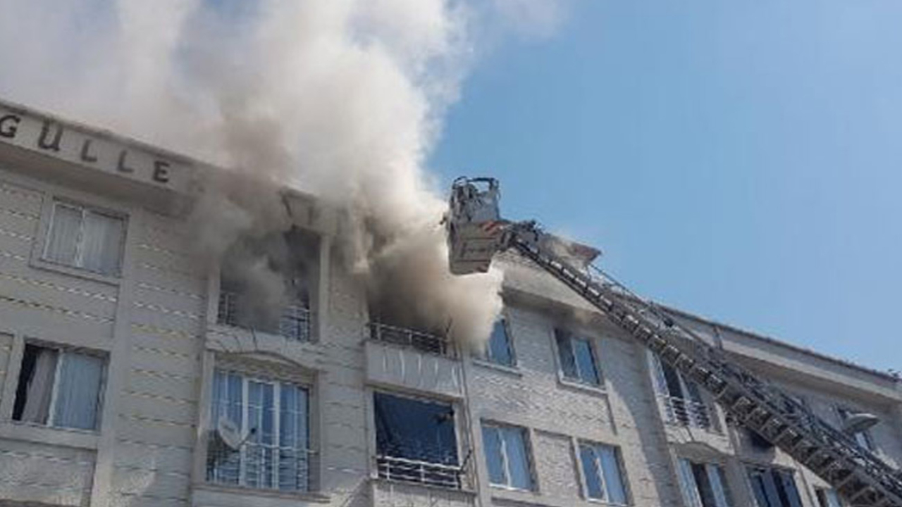 Esenyurt'ta 4 katlı binada yangın