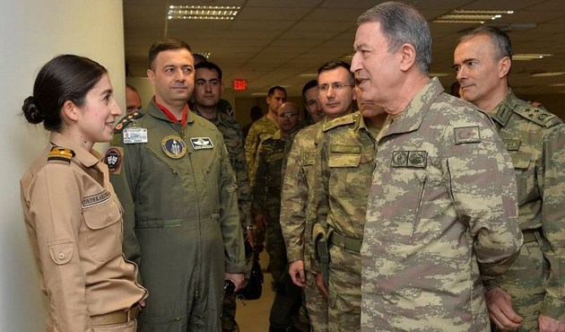 Orgeneral Akar Suriye sınırında
