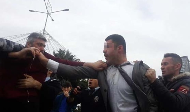 Polise yumruk atan vatandaşı linç etmek istediler!