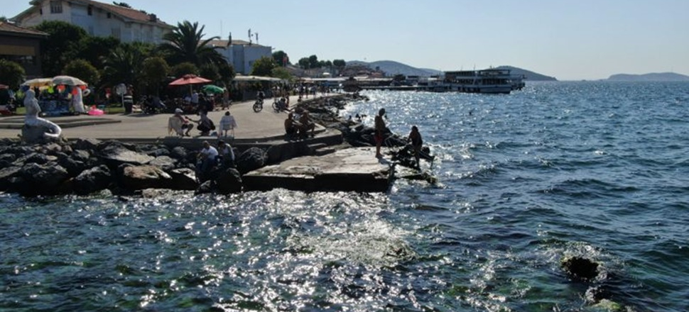 Büyükada'da ücretli plaj rezaleti