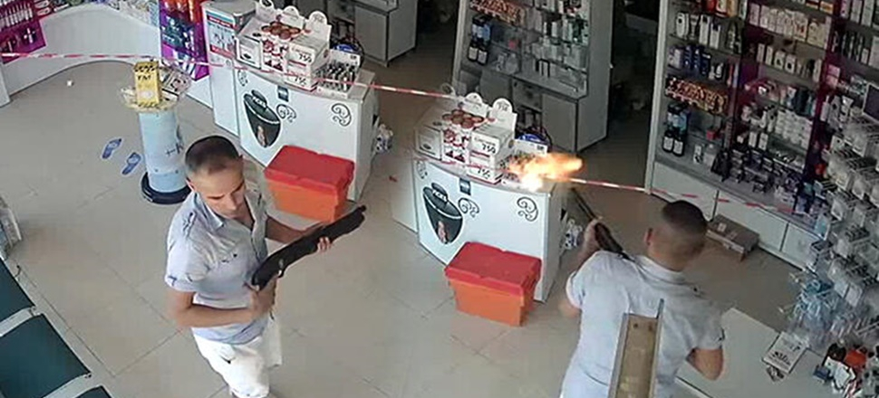 Pompalı tüfekle eczaneyi taradı
