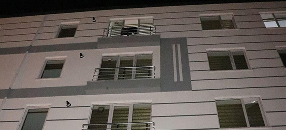 Dördüncü kattan düşen bebek ağır yaralı