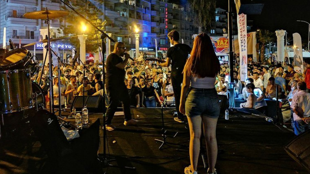 Müzikle coşan tatilciler, koronavirüs önlemlerini unuttu!