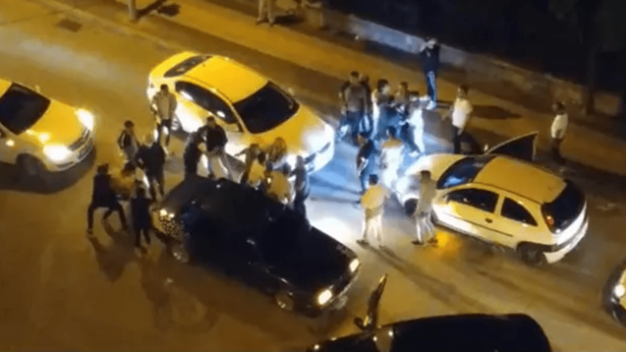 Yol verme kavgasında yumruklar havada uçuştu