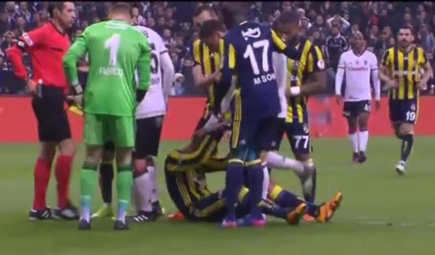 Tosiç o pozisyonda Van Persie'nin saçını da çekiyor! - video