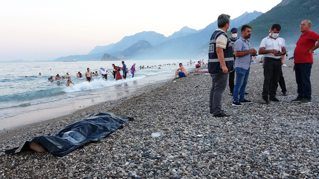 Tatilciler denizden çıkan cesedi bile umursamadı!